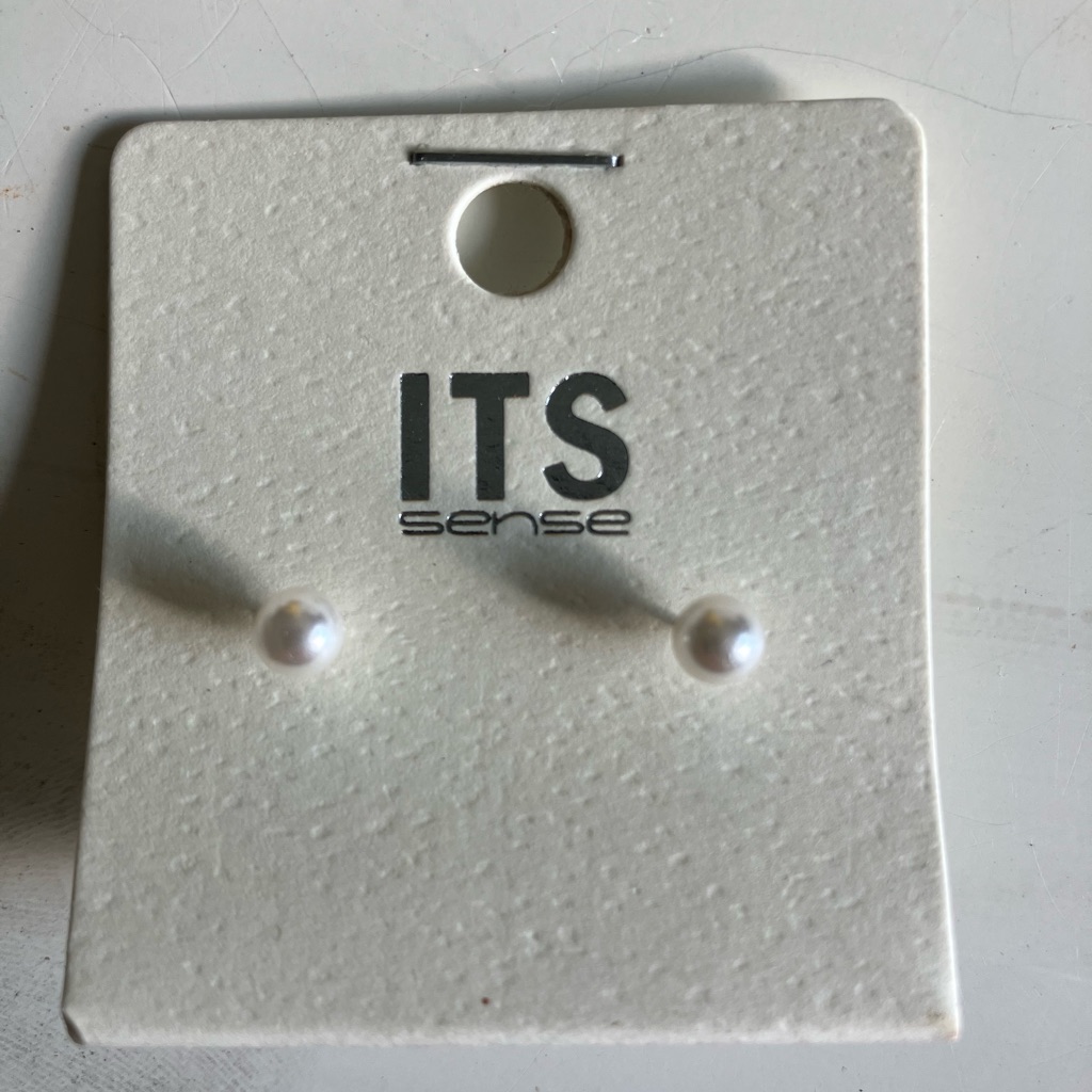 Its Sense Pearl Stud Earrings